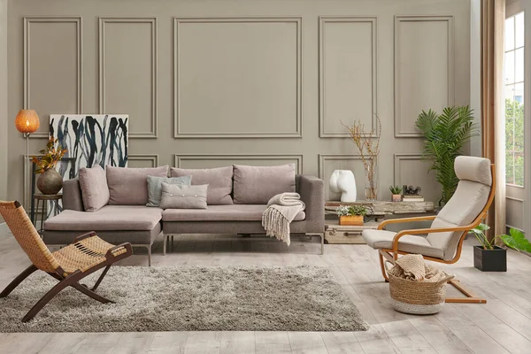 Szara Sofa Brązowej Ścianie Drewniany Plakat Styl Ramki Dywan Krzesło — Zdjęcie stockowe