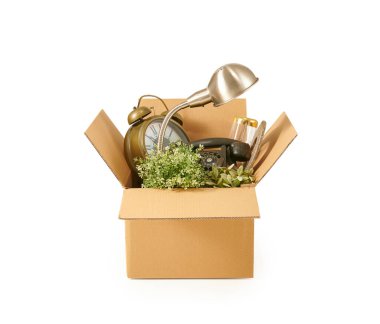 Beyaz arkaplan, ev nesnesi ve hareket tarzında izole edilmiş kahverengi karton kutu.