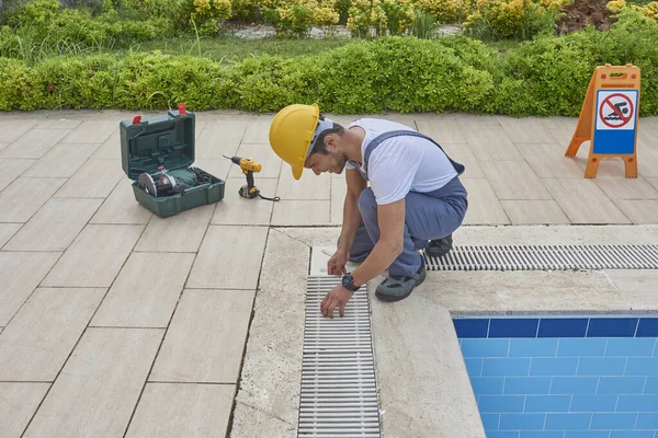 Estilo Reparación Rejilla Piscina Parrilla Con Reparador —  Fotos de Stock