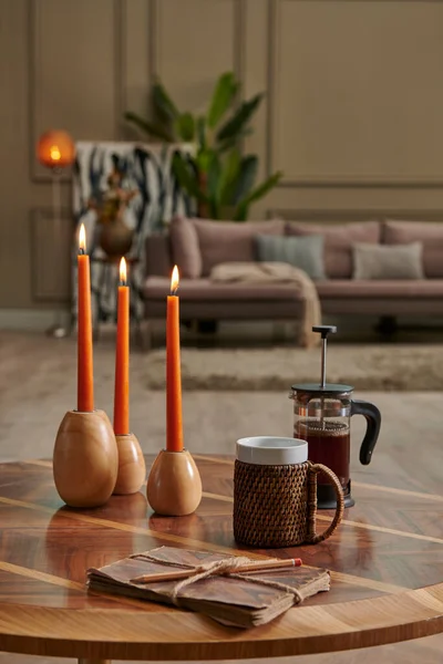 密闭柳条形咖啡杯和橙色蜡烛风格 客厅背景 — 图库照片