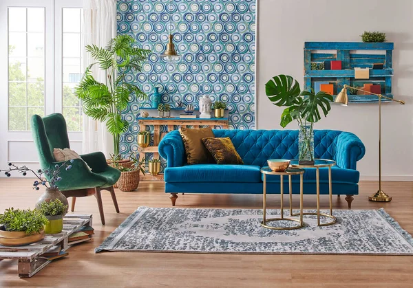 Blaue Tapeten Und Sofa Möbel Stil Dekorative Holzpalette Bücherregal Goldlampe — Stockfoto