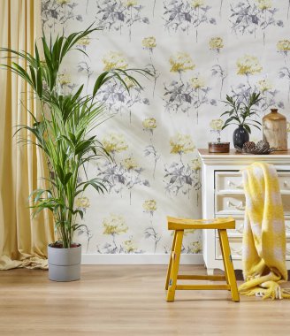 Dekoratif çiçek duvar kağıdı arka plan, ahşap sandalye ve yeşil vazo, sarı halı ve ev aksesuarı tarzıyla dolap tarzı..