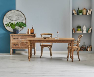 Gri ve mavi duvar arka plan odası, ahşap mobilya masası ve sandalye konsepti, kahverengi dolap ve raf tarzı, iç dekorasyon.