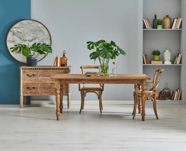 Gri ve mavi duvar arka plan odası, ahşap mobilya masası ve sandalye konsepti, kahverengi dolap ve raf tarzı, iç dekorasyon.