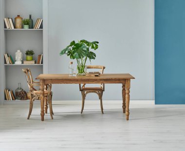 Gri ve mavi duvar arka plan odası, ahşap mobilya masası ve sandalye konsepti, kahverengi dolap ve raf tarzı, iç dekorasyon.