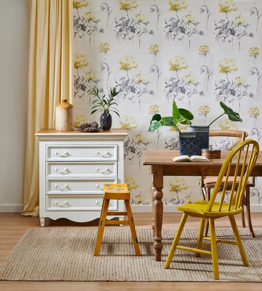 房间里有现代墙纸背景 木制家具桌椅概念和橱柜 黄色地毯和绿色植物花瓶 — 图库照片