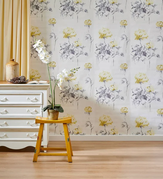 房间里有墙纸背景 木制家具 白色橱柜和椅子 黄色地毯和褐色餐篮风格 — 图库照片