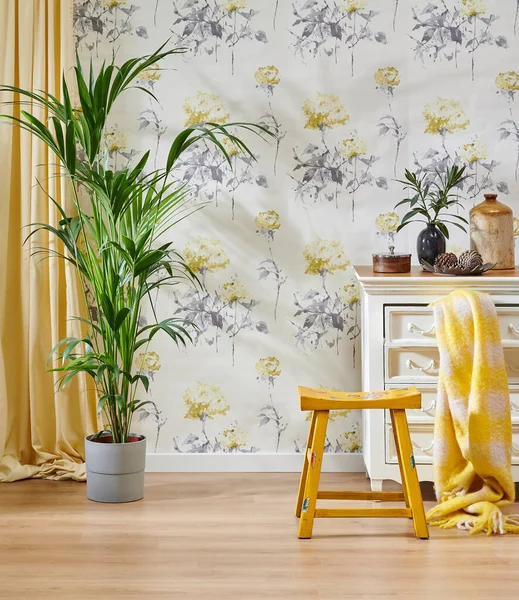 装饰花卉墙纸背景 木制椅子和橱柜风格 绿色植物花瓶 黄色地毯和家庭配饰风格 — 图库照片