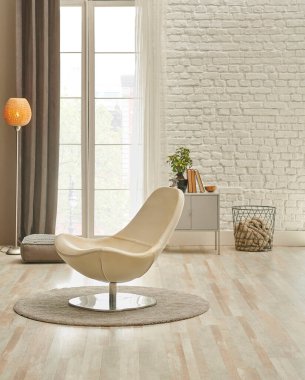 Koltuk lambası ve halı tarzı dekoratif oturma odası konsepti, beyaz tuğla duvar arka planı.