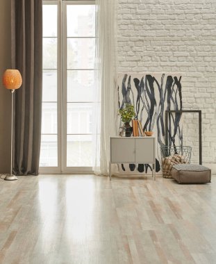 Dekoratif oda tuğla tarzı beyaz arkaplan, perde, dolap ve lamba.