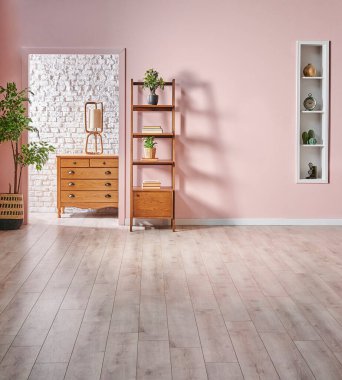 Dekoratif oda pembe ve beyaz tuğla duvar konsepti koltuk çerçevesi ve bitki.