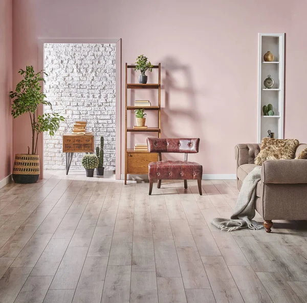 ピンクと白のレンガの壁の背景本棚木製キャビネットと緑の植物 インテリアスタイル — ストック写真