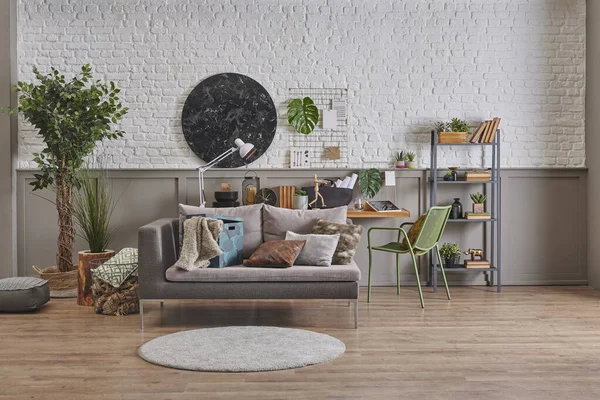 Modernes Graues Sofakissen Dekor Zimmer Holztischhintergrund Mit Ornament Und Bücherregalstil — Stockfoto