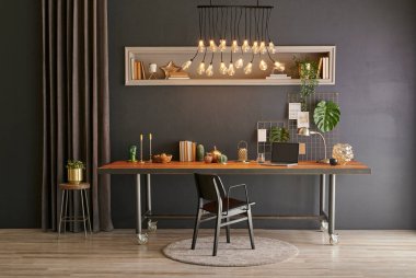 Klasik halı ve modern lamba tarzıyla dekoratif ofis odası, ahşap masa süsü ve sandalye konsepti..