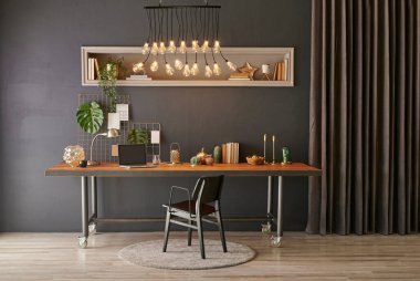 Klasik halı ve modern lamba tarzıyla dekoratif ofis odası, ahşap masa süsü ve sandalye konsepti..