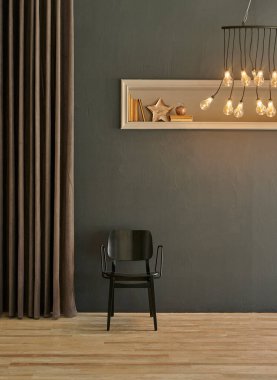 Gri arkaplan taşı duvar, siyah sandalye ve altın süs, dekoratif lamba ve perde stili ev eşyası..