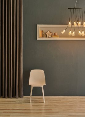 Gri arkaplan taşı duvar, beyaz sandalye ve altın süs, dekoratif lamba ve perde stili ev eşyası..