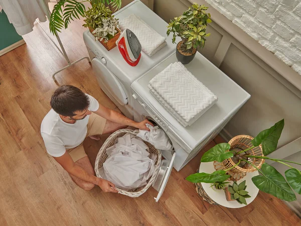 Mann Reinigt Waschmaschine Von Oben Waschküche — Stockfoto