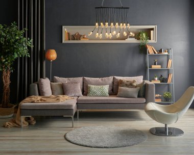 Gri taş duvar ve modern kanepe iç oda tarzı. Dekoratif sarı lamba, kitaplık ve vazo, halı tasarımı..