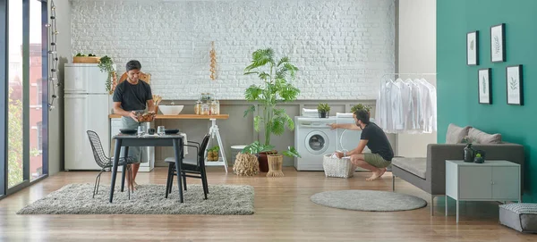 Due Uomini Che Vivono Insieme Cucina Soggiorno Lavatrice Stile Interno — Foto Stock