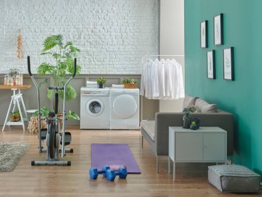 Çamaşır makinesi arka planına sahip spor odası iç mimari.