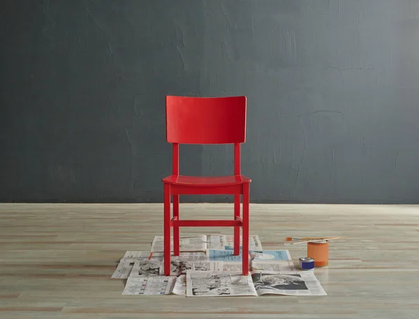 Estilo Pintura Silla Madera Decorado Diseño Del Periódico Fondo Pared —  Fotos de Stock