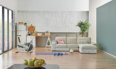 Kanepe ve mutfak arka planına sahip spor odası tarzı, dekoratif ev tarzı, tuğla duvar, bitki vazosu, spor dekorasyonu tarzı..