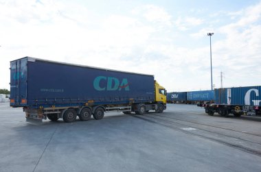 Eleman ve menajeri iş kaskıyla birlikte fabrikada..