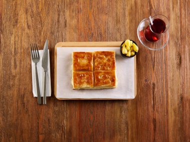 Yuvarlak tepside mükemmel pişmiş, altın çıtır çıtır, nefis ev yapımı lezzetli turta. Aile toplantıları, geleneksel yemekler veya otantik hamur işi sergilenen yemek fotoğrafçılığı için mükemmel..