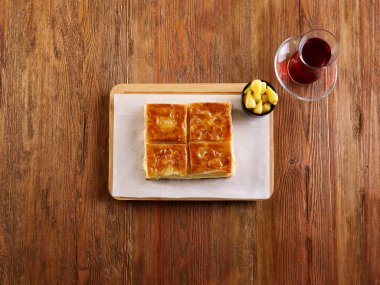 Yuvarlak tepside mükemmel pişmiş, altın çıtır çıtır, nefis ev yapımı lezzetli turta. Aile toplantıları, geleneksel yemekler veya otantik hamur işi sergilenen yemek fotoğrafçılığı için mükemmel..