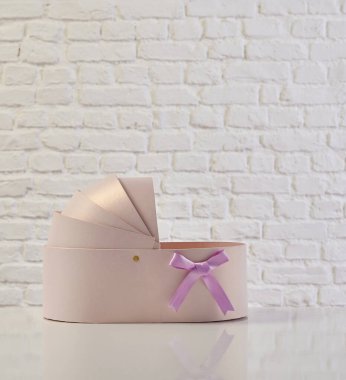 Güzel çiçek aranjmanları: portakal ve beyaz güllerden oluşan bir buket ve beyaz bir duvara karşı dekoratif çizgili bir kutuda pembe bir lale düzeneği..