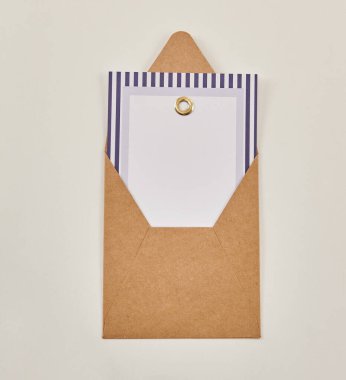 Güzel çiçek aranjmanları: portakal ve beyaz güllerden oluşan bir buket ve beyaz bir duvara karşı dekoratif çizgili bir kutuda pembe bir lale düzeneği..