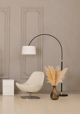 Modern minimalist yatak odası, yorgan örtüsü, siyah bir yatak çerçevesi, beyaz yatak, şık koltuklar, kapalı bitkiler ve yumuşak ışıklandırma. Konfor, sadelik ve doğal dekorasyon unsurlarını vurgulayan çağdaş tasarım.