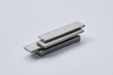 Yüksek kaliteli, paslanmaz çelik çubuklar ve düz endüstriyel yapıya sahip, inşaat, mühendislik, imalat ve endüstriyel tasarım kavramlarına uygun düz bölümler. İzole edilmiş beyaz arkaplan.