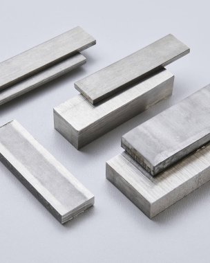 Yüksek kaliteli, paslanmaz çelik çubuklar ve düz endüstriyel yapıya sahip, inşaat, mühendislik, imalat ve endüstriyel tasarım kavramlarına uygun düz bölümler. İzole edilmiş beyaz arkaplan.