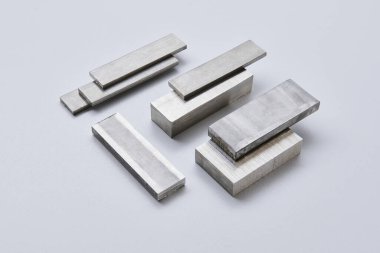 Yüksek kaliteli, paslanmaz çelik çubuklar ve düz endüstriyel yapıya sahip, inşaat, mühendislik, imalat ve endüstriyel tasarım kavramlarına uygun düz bölümler. İzole edilmiş beyaz arkaplan.