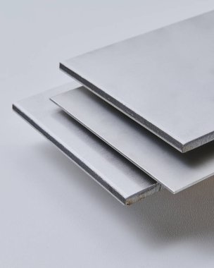 Yüksek kaliteli, paslanmaz çelik çubuklar ve düz endüstriyel yapıya sahip, inşaat, mühendislik, imalat ve endüstriyel tasarım kavramlarına uygun düz bölümler. İzole edilmiş beyaz arkaplan.