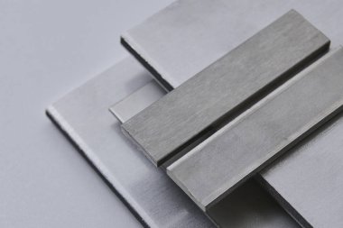 Yüksek kaliteli, paslanmaz çelik çubuklar ve düz endüstriyel yapıya sahip, inşaat, mühendislik, imalat ve endüstriyel tasarım kavramlarına uygun düz bölümler. İzole edilmiş beyaz arkaplan.