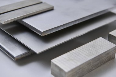 Yüksek kaliteli, paslanmaz çelik çubuklar ve düz endüstriyel yapıya sahip, inşaat, mühendislik, imalat ve endüstriyel tasarım kavramlarına uygun düz bölümler. İzole edilmiş beyaz arkaplan.