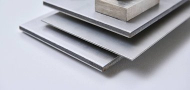 Metalik yüzey levhalarının görüntüsünü fırçalanmış ve mat bitkileriyle kapatın, mimari, imalat ve ürün tasarım uygulamaları için modern malzeme tasarımı ve endüstriyel dokular sergileniyor. İzole edilmiş beyaz arkaplan.