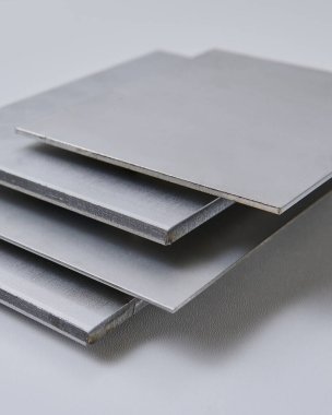 Metalik yüzey levhalarının görüntüsünü fırçalanmış ve mat bitkileriyle kapatın, mimari, imalat ve ürün tasarım uygulamaları için modern malzeme tasarımı ve endüstriyel dokular sergileniyor. İzole edilmiş beyaz arkaplan.