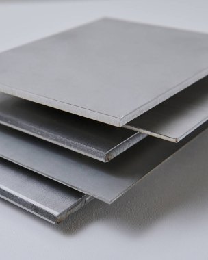 Metalik yüzey levhalarının görüntüsünü fırçalanmış ve mat bitkileriyle kapatın, mimari, imalat ve ürün tasarım uygulamaları için modern malzeme tasarımı ve endüstriyel dokular sergileniyor. İzole edilmiş beyaz arkaplan.