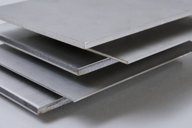 Metalik yüzey levhalarının görüntüsünü fırçalanmış ve mat bitkileriyle kapatın, mimari, imalat ve ürün tasarım uygulamaları için modern malzeme tasarımı ve endüstriyel dokular sergileniyor. İzole edilmiş beyaz arkaplan.