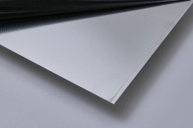 Metalik yüzey levhalarının görüntüsünü fırçalanmış ve mat bitkileriyle kapatın, mimari, imalat ve ürün tasarım uygulamaları için modern malzeme tasarımı ve endüstriyel dokular sergileniyor. İzole edilmiş beyaz arkaplan.