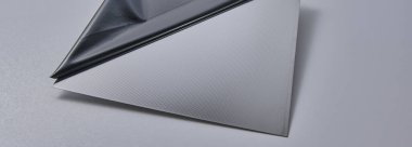 Metalik yüzey levhalarının görüntüsünü fırçalanmış ve mat bitkileriyle kapatın, mimari, imalat ve ürün tasarım uygulamaları için modern malzeme tasarımı ve endüstriyel dokular sergileniyor. İzole edilmiş beyaz arkaplan.