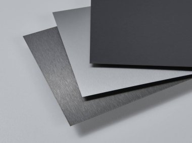 Metalik yüzey levhalarının görüntüsünü fırçalanmış ve mat bitkileriyle kapatın, mimari, imalat ve ürün tasarım uygulamaları için modern malzeme tasarımı ve endüstriyel dokular sergileniyor. İzole edilmiş beyaz arkaplan.