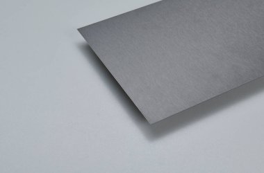 Metalik yüzey levhalarının görüntüsünü fırçalanmış ve mat bitkileriyle kapatın, mimari, imalat ve ürün tasarım uygulamaları için modern malzeme tasarımı ve endüstriyel dokular sergileniyor. İzole edilmiş beyaz arkaplan.