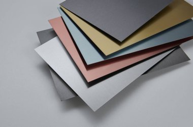 Metalik yüzey levhalarının görüntüsünü fırçalanmış ve mat bitkileriyle kapatın, mimari, imalat ve ürün tasarım uygulamaları için modern malzeme tasarımı ve endüstriyel dokular sergileniyor. İzole edilmiş beyaz arkaplan.