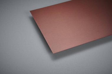 Metalik yüzey levhalarının görüntüsünü fırçalanmış ve mat bitkileriyle kapatın, mimari, imalat ve ürün tasarım uygulamaları için modern malzeme tasarımı ve endüstriyel dokular sergileniyor. İzole edilmiş beyaz arkaplan.