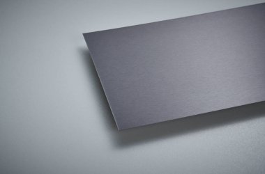 Metalik yüzey levhalarının görüntüsünü fırçalanmış ve mat bitkileriyle kapatın, mimari, imalat ve ürün tasarım uygulamaları için modern malzeme tasarımı ve endüstriyel dokular sergileniyor. İzole edilmiş beyaz arkaplan.